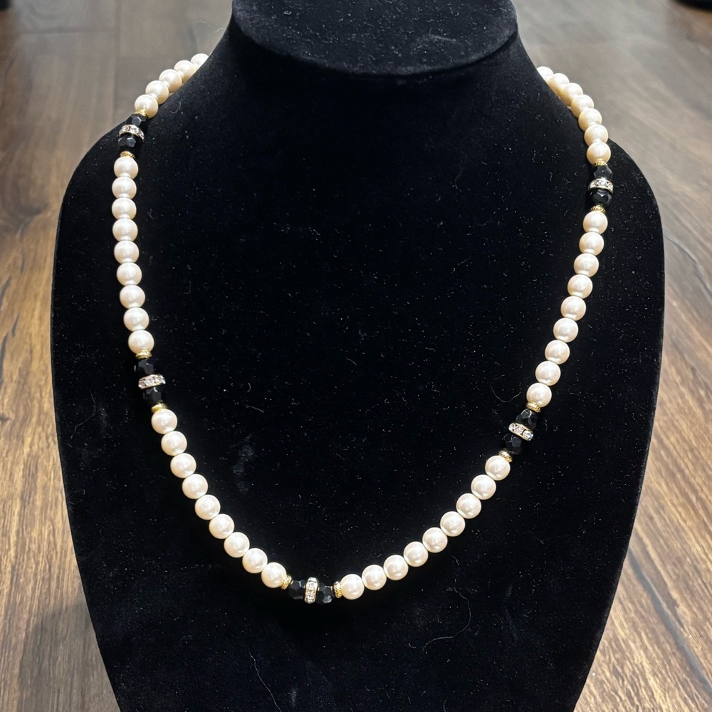 Vintage Elegant faux Pearl and Black Bead Necklace